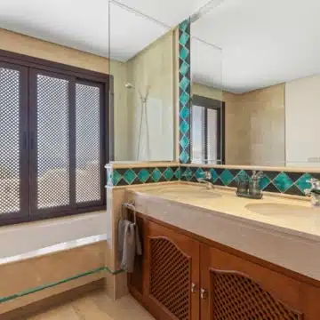 Frontline beach penthouse within the prestigious community of Bahía del Velerín, Estepona Picture 30