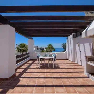 Frontline beach penthouse within the prestigious community of Bahía del Velerín, Estepona Picture 9