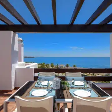 Frontline beach penthouse within the prestigious community of Bahía del Velerín, Estepona Picture 1