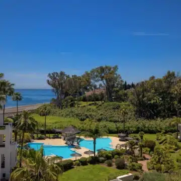 Frontline beach penthouse within the prestigious community of Bahía del Velerín, Estepona Picture 7