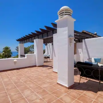 Frontline beach penthouse within the prestigious community of Bahía del Velerín, Estepona Picture 8