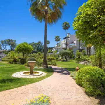 Frontline beach penthouse within the prestigious community of Bahía del Velerín, Estepona Picture 3