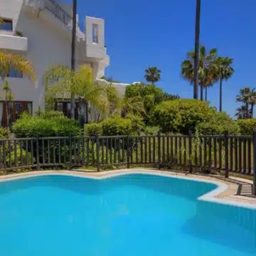 Frontline beach penthouse within the prestigious community of Bahía del Velerín, Estepona Picture 36