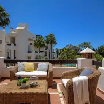 Frontline beach penthouse within the prestigious community of Bahía del Velerín, Estepona Picture 10