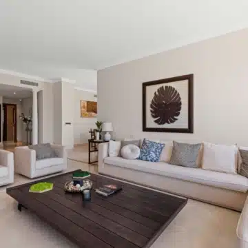 Frontline beach penthouse within the prestigious community of Bahía del Velerín, Estepona Picture 12