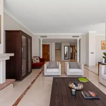 Frontline beach penthouse within the prestigious community of Bahía del Velerín, Estepona Picture 13