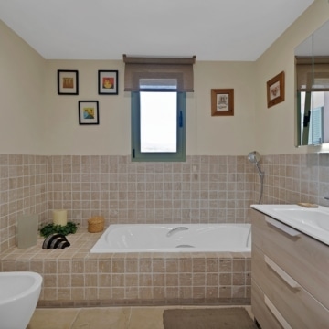 Spacious 3-Bedroom apartment in Four Seasons Los Flamingos Golf Resort, Benahavis Picture 23