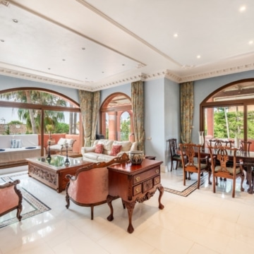 Duplex penthouse set in a gated community of Alhambra del Golf, Estepona Picture 4