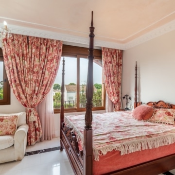 Duplex penthouse set in a gated community of Alhambra del Golf, Estepona Picture 11