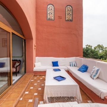 Duplex penthouse set in a gated community of Alhambra del Golf, Estepona Picture 14