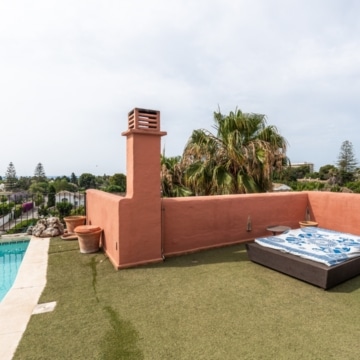 Duplex penthouse set in a gated community of Alhambra del Golf, Estepona Picture 15