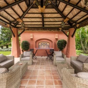 Duplex penthouse set in a gated community of Alhambra del Golf, Estepona Picture 3