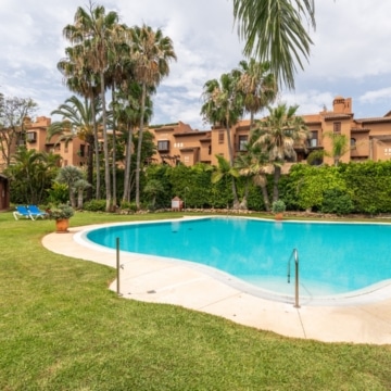 Duplex penthouse set in a gated community of Alhambra del Golf, Estepona Picture 13