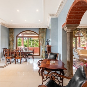 Duplex penthouse set in a gated community of Alhambra del Golf, Estepona Picture 10