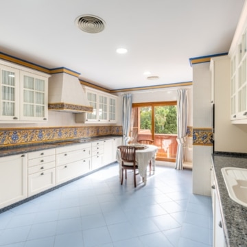 Duplex penthouse set in a gated community of Alhambra del Golf, Estepona Picture 5