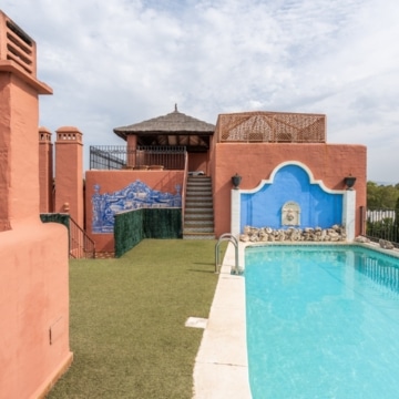 Duplex penthouse set in a gated community of Alhambra del Golf, Estepona Picture 6