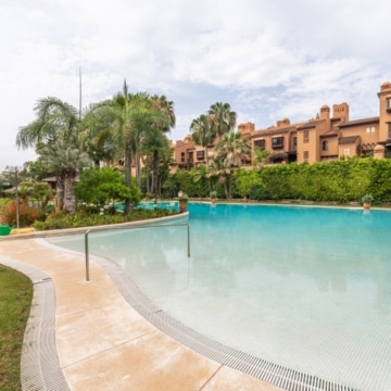 Duplex penthouse set in a gated community of Alhambra del Golf, Estepona Picture 7