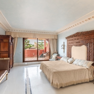 Duplex penthouse set in a gated community of Alhambra del Golf, Estepona Picture 2