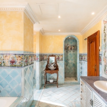 Duplex penthouse set in a gated community of Alhambra del Golf, Estepona Picture 9