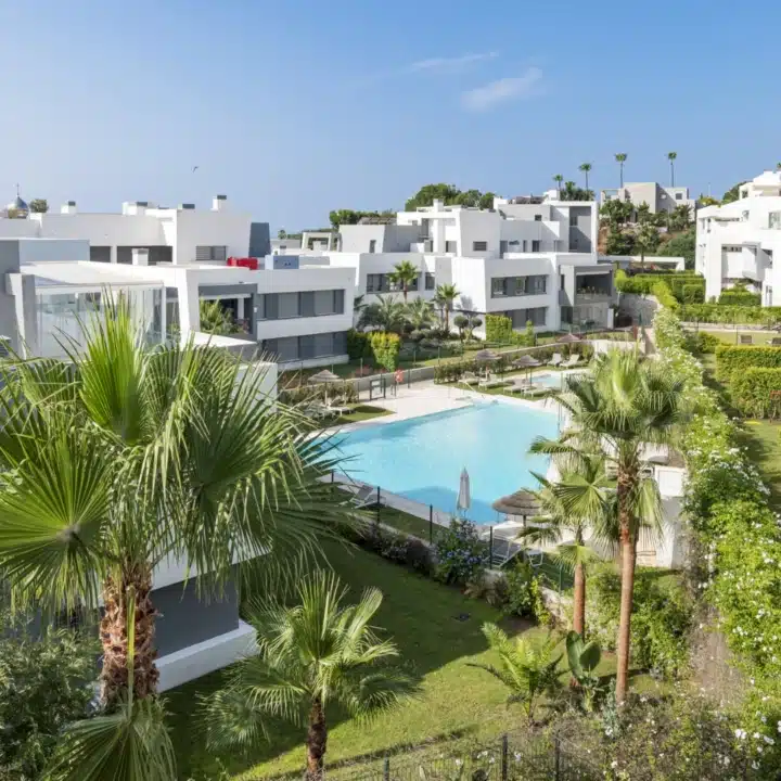 Stylish penthouse in a well-maintained gated community in Selwo, Estepona Picture