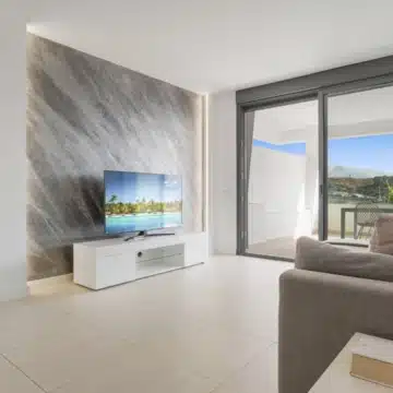 Stylish penthouse in a well-maintained gated community in Selwo, Estepona Picture 7