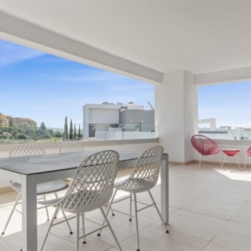 Stylish penthouse in a well-maintained gated community in Selwo, Estepona Picture 0
