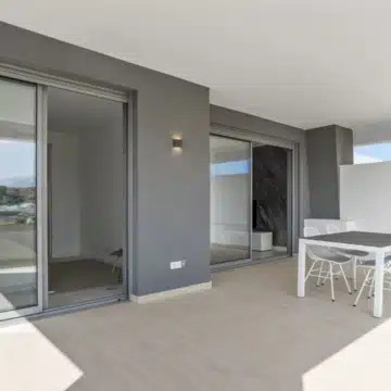Stylish penthouse in a well-maintained gated community in Selwo, Estepona Picture 9