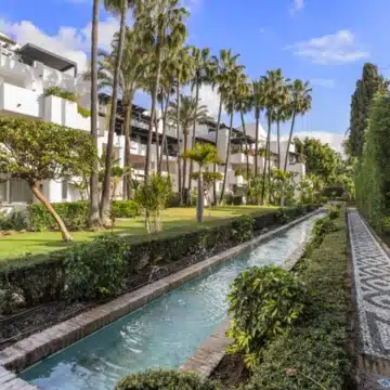 Charming apartment in the heart of the prestigious Puente Romano Resort, Marbella Golden Mile Picture 8