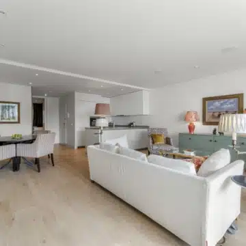 Charming apartment in the heart of the prestigious Puente Romano Resort, Marbella Golden Mile Picture 6