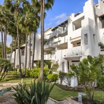 Charming apartment in the heart of the prestigious Puente Romano Resort, Marbella Golden Mile Picture 18