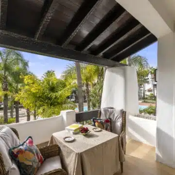 Charming apartment in the heart of the prestigious Puente Romano Resort, Marbella Golden Mile Picture 13
