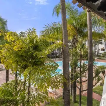 Charming apartment in the heart of the prestigious Puente Romano Resort, Marbella Golden Mile Picture 2