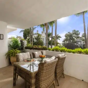 Charming apartment in the heart of the prestigious Puente Romano Resort, Marbella Golden Mile Picture 1
