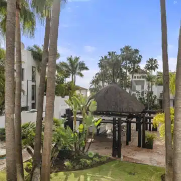 Charming apartment in the heart of the prestigious Puente Romano Resort, Marbella Golden Mile Picture 15