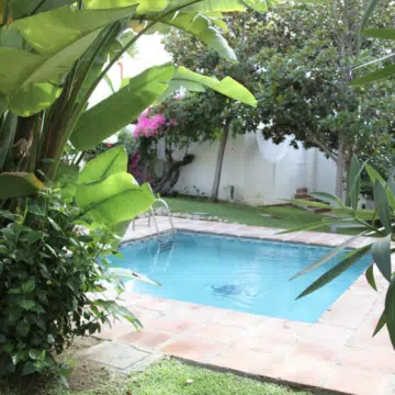 Elegant townhouse with 5-bedrooms in Urbanization Altos del Rodeo, Nueva Andalucia Picture 0