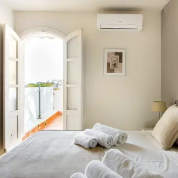 Elegant townhouse with 5-bedrooms in Urbanization Altos del Rodeo, Nueva Andalucia Picture 1