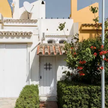 Elegant townhouse with 5-bedrooms in Urbanization Altos del Rodeo, Nueva Andalucia Picture 3