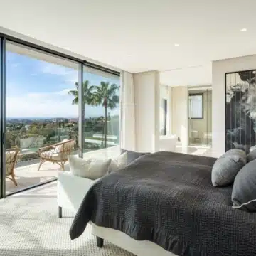 Remarkable villa boasting panoramic views in a prime location of La Quinta, Benahavis Picture 1