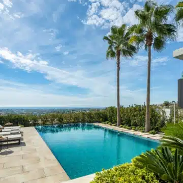 Remarkable villa boasting panoramic views in a prime location of La Quinta, Benahavis Picture 4