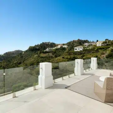 Luxury mansion with Andalusian architecture and breathtaking views in El Madroñal, Benahavis Picture 4