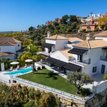 Magnificent villa with breathtaking panoramic sea and mountain views in La Quinta, Benahavis Picture 2
