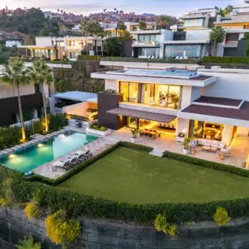 Remarkable villa boasting panoramic views in a prime location of La Quinta, Benahavis Picture 2