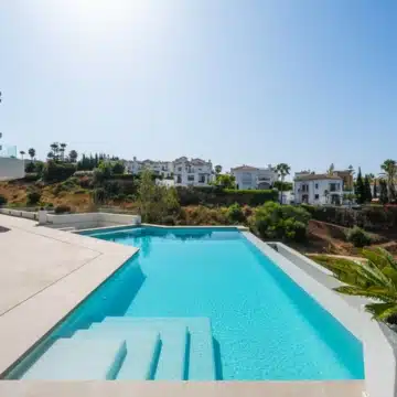 Four-Storey villa with panoramic sea and golf views in La Resina Golf, Estepona East Picture 9