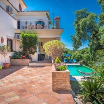 Majestic villa with breathtaking sea and mountain views in the serene Forest Hills of Estepona Picture 1