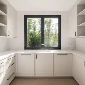 Four-Storey villa with panoramic sea and golf views in La Resina Golf, Estepona East Picture 10