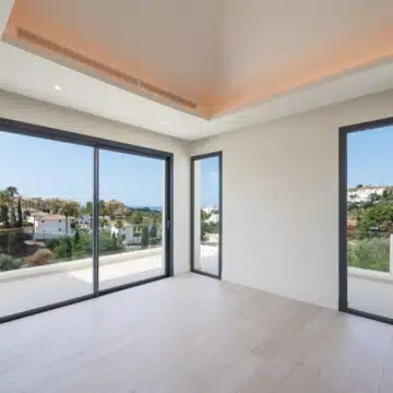 Four-Storey villa with panoramic sea and golf views in La Resina Golf, Estepona East Picture 12