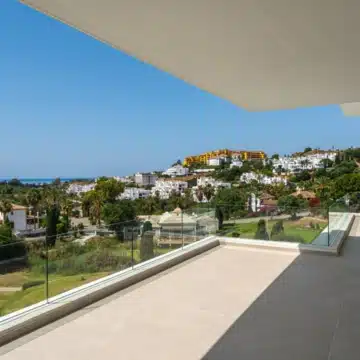 Four-Storey villa with panoramic sea and golf views in La Resina Golf, Estepona East Picture 14