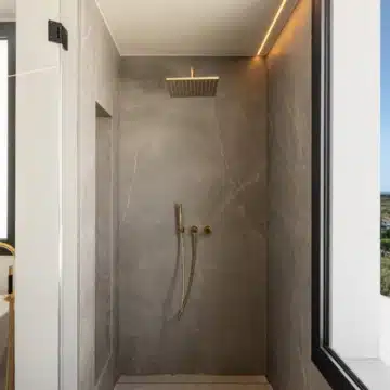 Four-Storey villa with panoramic sea and golf views in La Resina Golf, Estepona East Picture 16