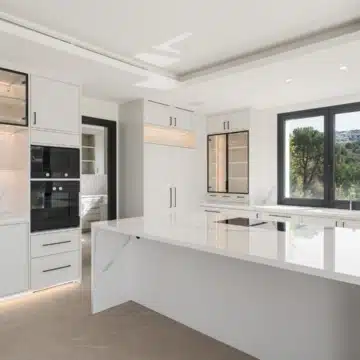 Four-Storey villa with panoramic sea and golf views in La Resina Golf, Estepona East Picture 1