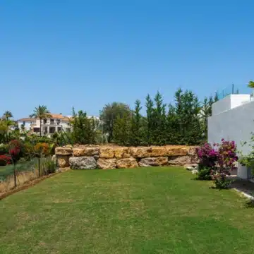 Four-Storey villa with panoramic sea and golf views in La Resina Golf, Estepona East Picture 25